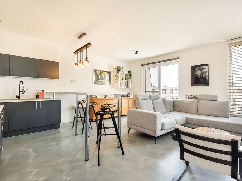Dit ruim en lichtrijk éénslaapkamerappartement van ca. 76 m² bevindt zich op de bovenste verdieping van een recent gebouw en combineert comfort met ee