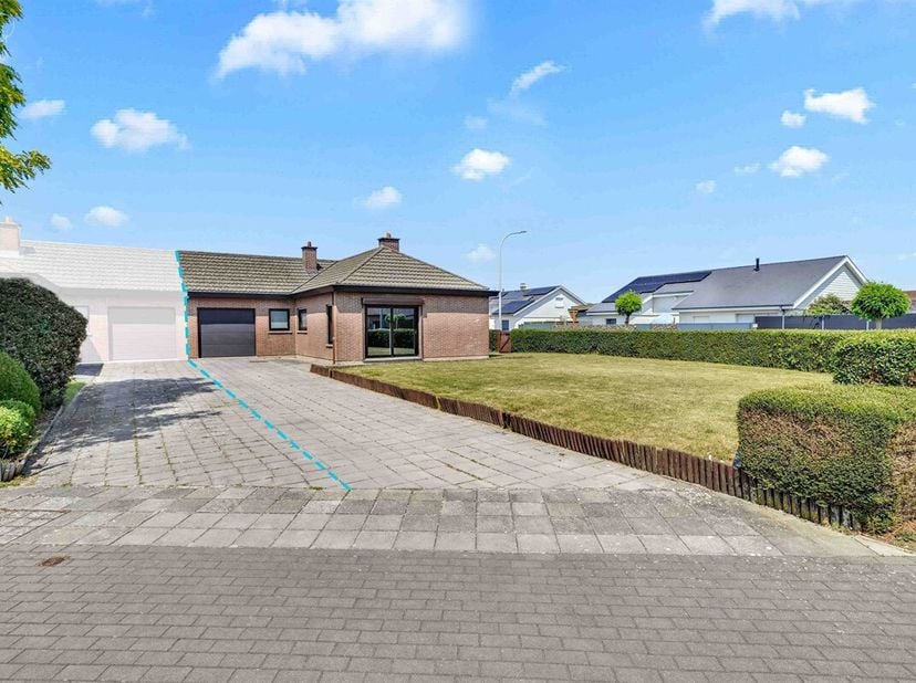 Gelijkvloerse woning met drie gevels en garage, ideaal gelegen in een woonwijk.<br />
Bestaat uit een hal die uitkomt op een woonkamer, een ingerichte