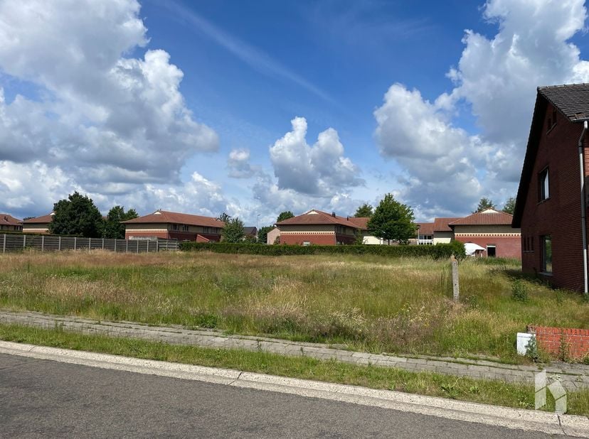 Mooi bouwperceel van 7a72ca gelegen op slechts enkele minuten van het centrum van Overpelt. Dit perceel is geschikt voor het bouwen van een ééngezinsw