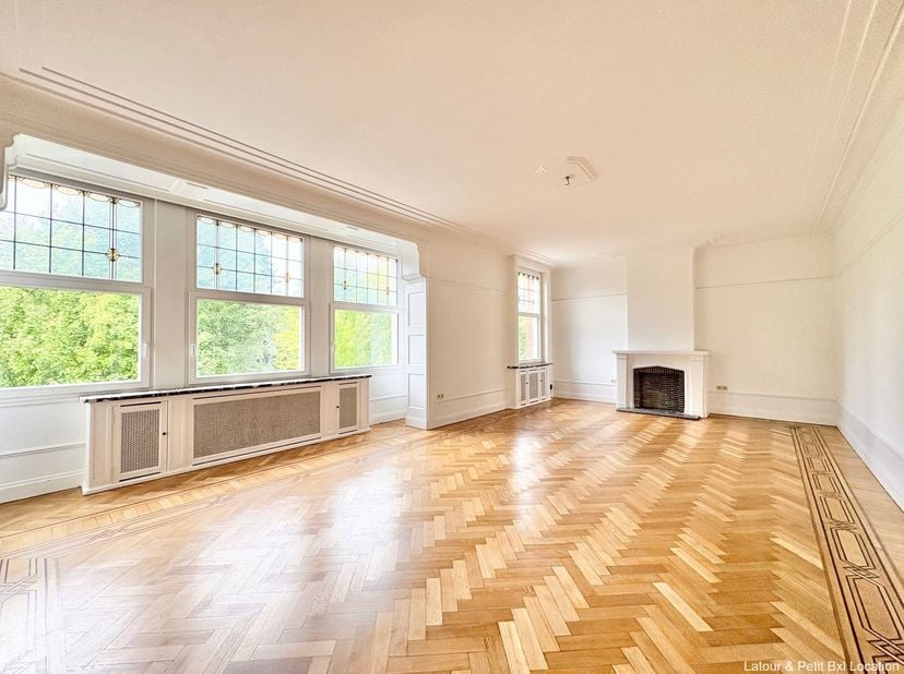 SCHAARBEEK, in de onmiddellijke nabijheid van het Josaphatpark. Prachtig karaktervol appartement (2 slaapkamers / 2 badkamers / 2 bureaus) van ongevee