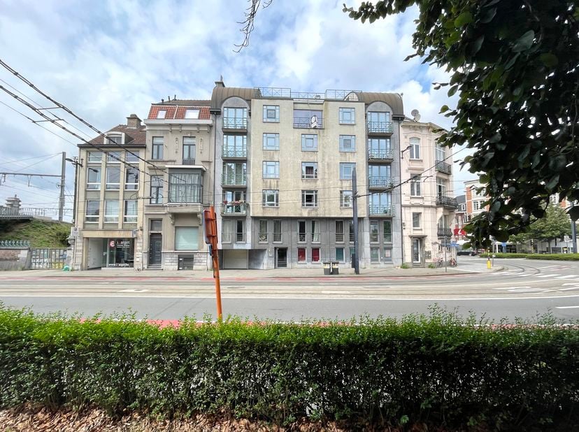 Situation<br />
Ce studio entièrement rénové est situé au deuxième étage de la résidence Green House. L’emplacement est particulièrement avantageux :