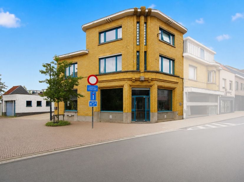 Voor wie op zoek is naar een slimme investering of de ideale werk-privécombinatie onder één dak, biedt dit veelzijdige pand tal van mogelijkheden. Het