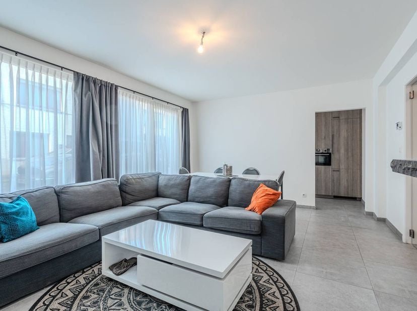 Cet appartement de deux chambres à vendre est situé au rez-de-chaussée de la bien entretenue Residence Schapenstraat à Stene (Ostende). Grâce à l'EPC
