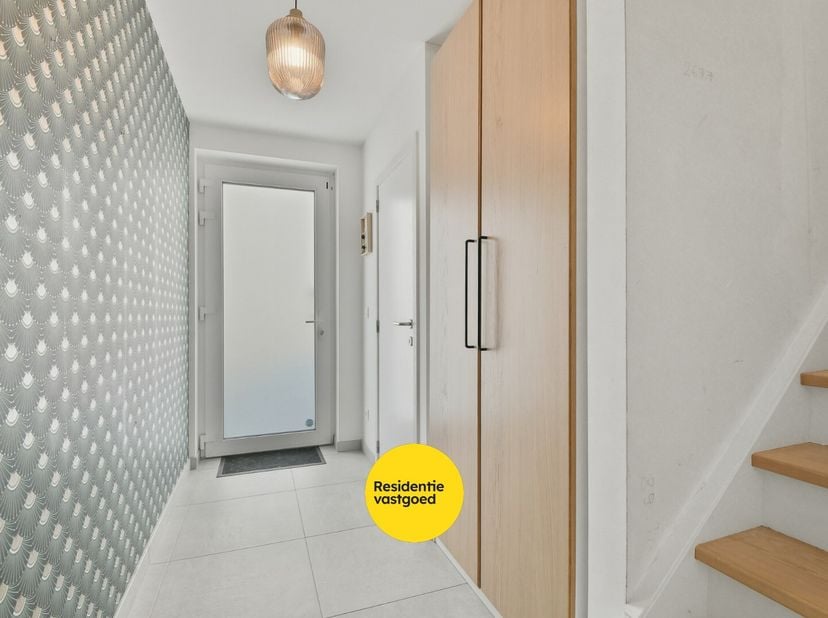 Welkom in deze energiezuinige halfopen woning, gelegen in een rustige wijk in Westkerke. Deze woning bevindt zich in een doodlopende straat, vlakbij h
