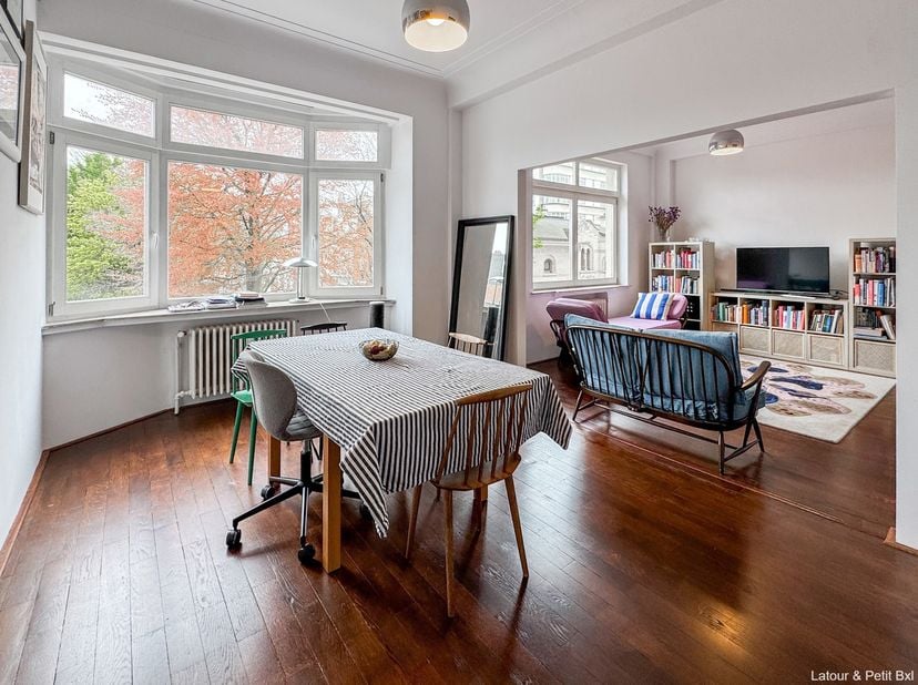 SINT-GILLIS, ideaal gelegen vlakbij het Brugmannplein, het openbaar vervoer en winkels, charmant APPARTEMENT (2slpk/1bdk) op de 3de verdieping van een