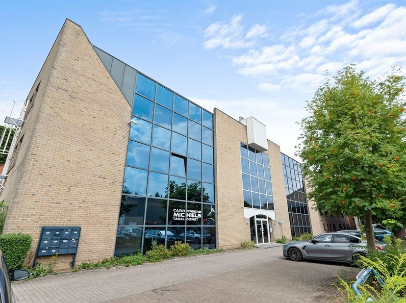 6 kantoorunits te koop elk 142 m²<br />
EPC-labels: 5 units EPC B, 1 unit EPC A<br />
Het kantoorgebouw bestaat uit 3 verdiepingen met telkens 2 units