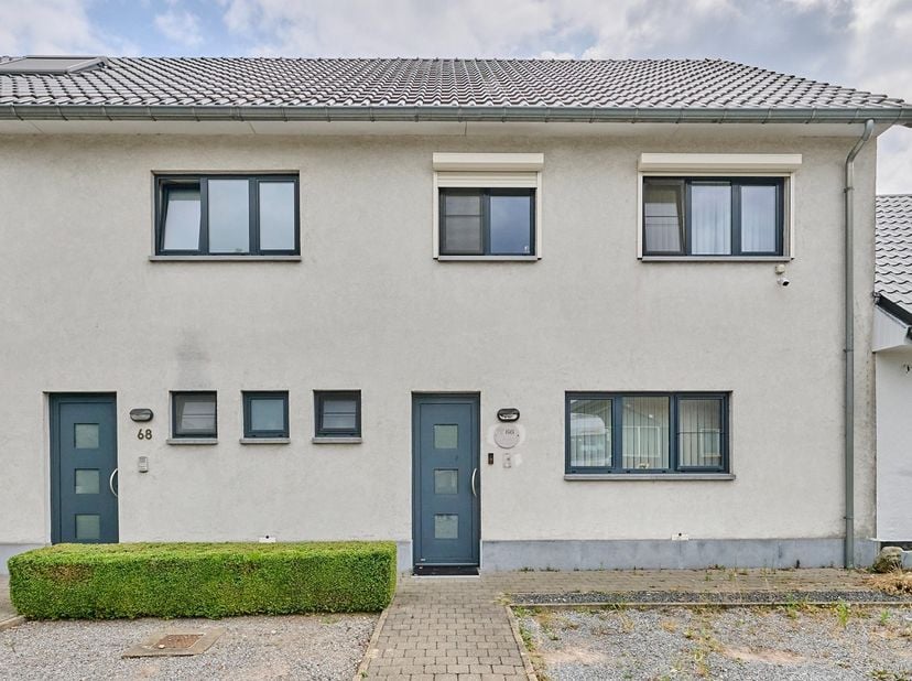 Deze woning in Lutlommel is instapklaar. In 2004 werden de aaneengekoppelde eenheden volledig verbouwd, met een bewoonbare oppervlakte van ca. 160 m².