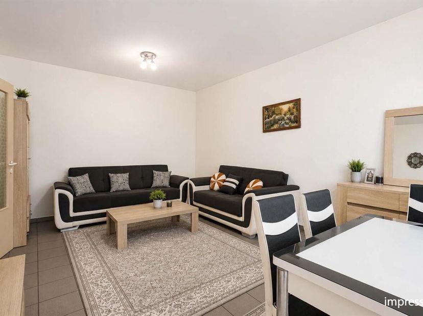 Gelijkvloers appartement met tuin en garagebox te koop!<br />
Ligging: Dit aangename gelijkvloerse appartement is gelegen in de Doornstraat te Wilrijk