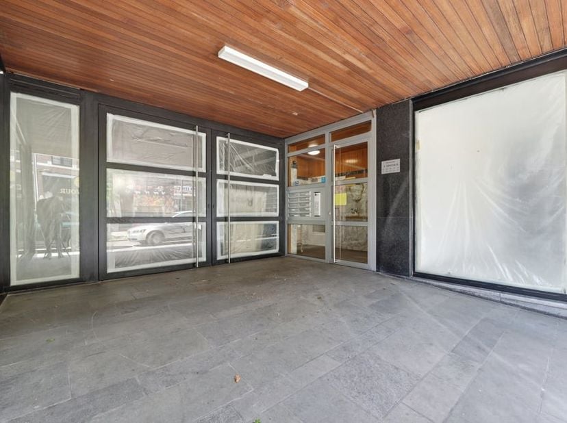 In het hartje van Sint-Truiden vinden we dit knap appartement terug. We bevinden ons hier op een toplocatie met al de nodige faciliteiten binnen handb