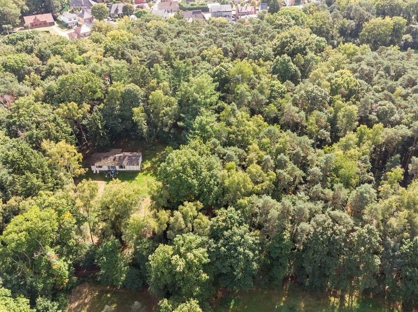 Met een oppervlakte van maar liefst 11376m² geniet je hier van een ongeëvenaarde natuurlijke omgeving. De bestaande gezinswoning is volledig te renove