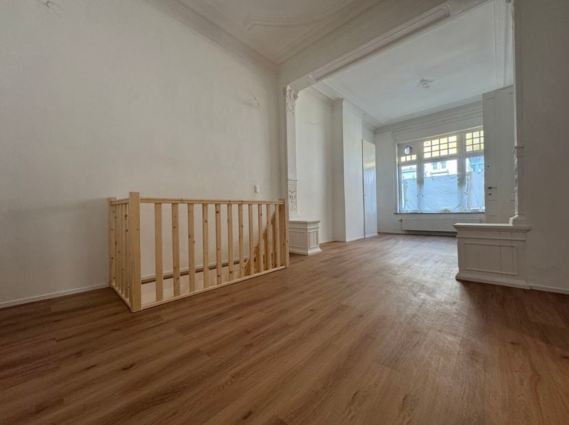 Saint-Gilles, idéalement situé à deux pas du Châtelain, découvrez ce magnifique souplex une chambre avec bureau (ou dressing), entièrement rénové avec