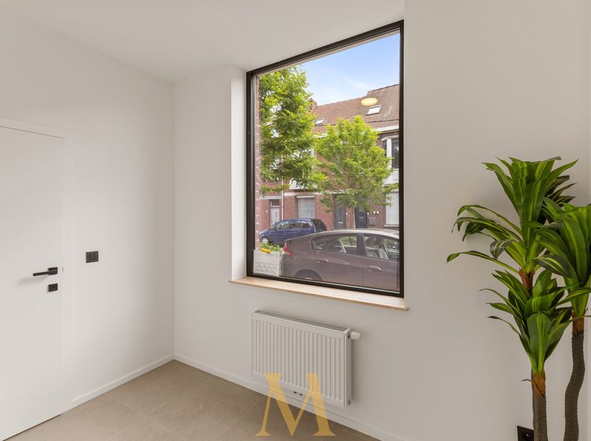Op wandelafstand van het centrum van Kortrijk bevindt zich deze instapklare, recent gerenoveerde rijwoning. Dankzij de centrale ligging en de praktisc