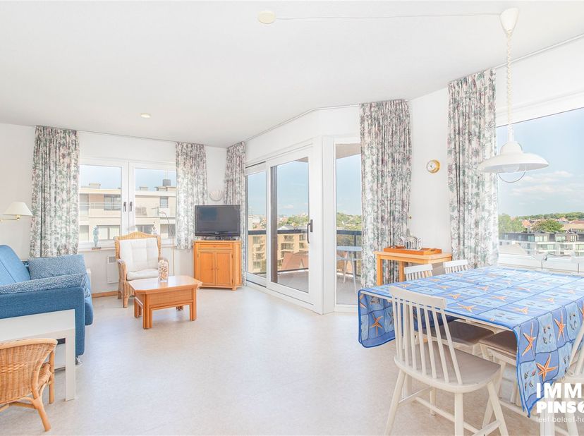 Appartement agréable et lumineux au sixième étage de la résidence Plaza. Situé à distance de marche de la digue, de la plage, des commerces et des tra