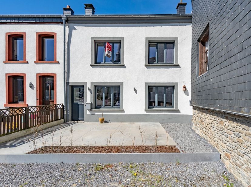 ERA B-LUX biedt u deze charmante rijwoning aan, ideaal gelegen in het centrum van Corbion, in een rustige omgeving dicht bij natuur en toeristische ac
