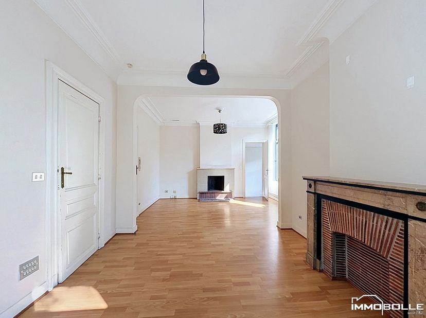 Chaussée de Watermael, à proximité du métro Demey et de toutes les facilités, beau duplex de +/- 114m² situé sur 2 niveaux (1er +2e étage). Le duplex