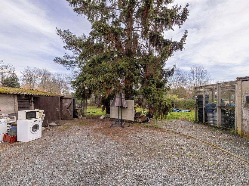 Te renoveren woning met 2 slaapkamers en ruime tuin!  <br />
De woning is gelegen op een gunstige locatie te Itegem met alle voorzieningen (winkels, s