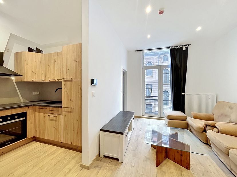 Rue de la Victoire – Ruime, volledig gerenoveerde Brusselse woning. Gelegen in een uitstekende buurt, dateert dit huis uit 1906 en heeft het een bruto
