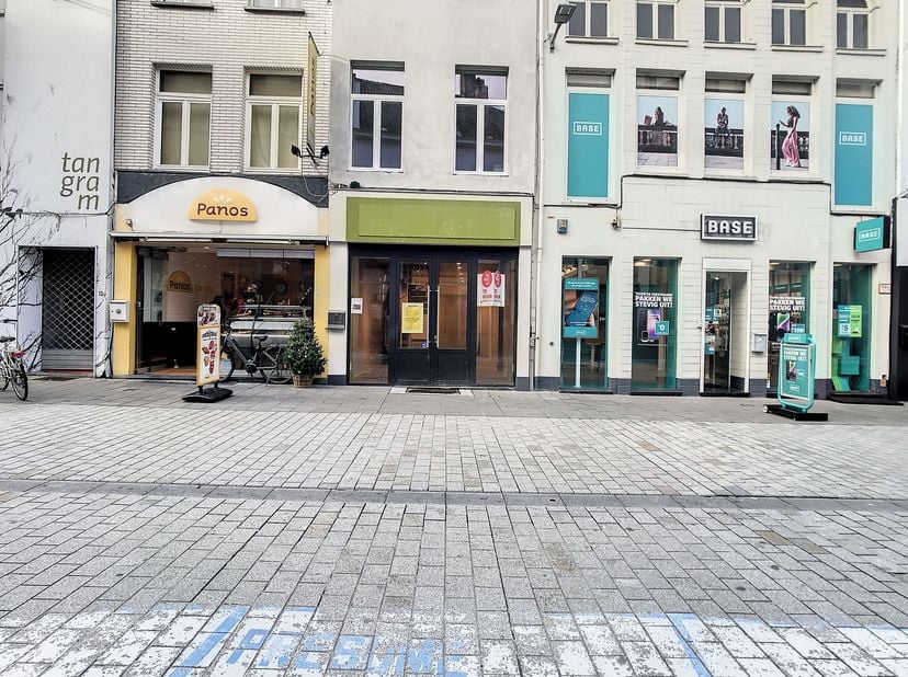 Handelspand te huur in hartje Kortrijk met bovenliggende verdiepingen en kelderruimte. <br />
Het handelspand bestaat uit een commerciële ruimte op he