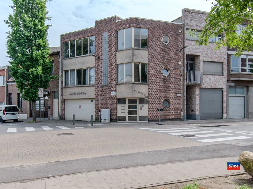 HOBOKEN | RUIM APPARTEMENT MET ÉÉN SLAAPKAMER, TERRAS EN GEDEELDE GARAGE | EPC B | <br />
Indeling als volgt: inkomhal/gang - leefruimte - ruime geïn
