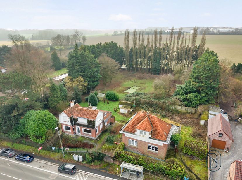 Deze te renoveren woning met aangename tuin is mooi en goed gelegen en biedt enorm veel potentieel. Omheinde tuin, handige oprit, en een degelijke woo