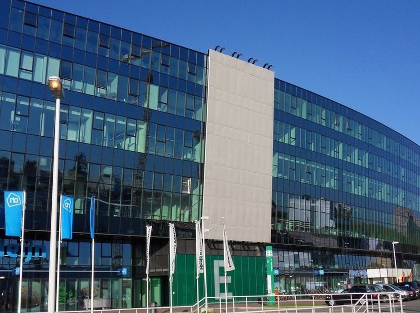 91m² d'espace de bureau meublé pour 18 postes de travail dans l'arène du groupe Planet<br />
Emplacement : le long de la R4 (sortie UZ Gent) et à prox