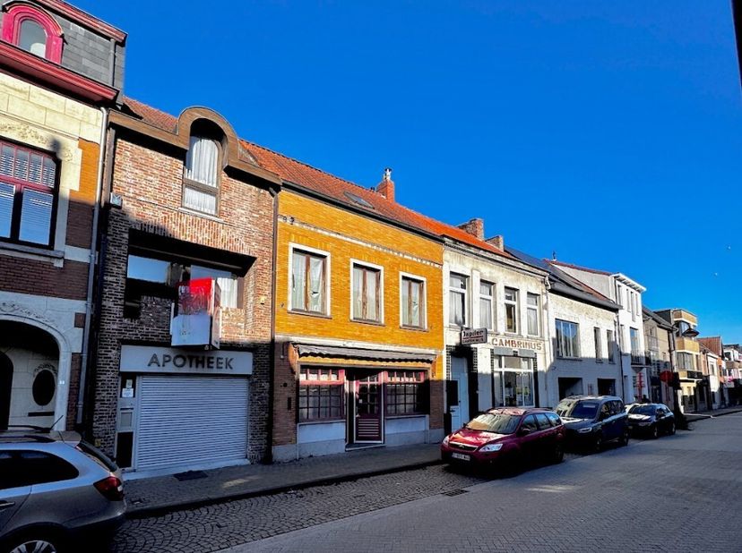 DE VERMELDE PRIJS IS EEN RICHTPRIJS!<br />
In het hart van Assenede bevindt zich deze unieke eigendom met een combinatie van een ruime handelsruimte e