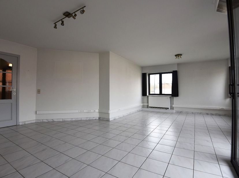 Dit instapklaar appartement in Maldegem is ideaal voor wie op zoek is naar een comfortabele en ruime woonruimte. Het appartement is gelegen in een rus
