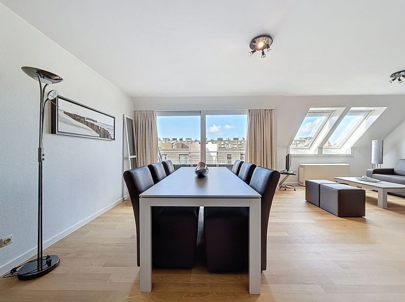 Cet appartement lumineux et prêt à emménager bénéficie d'un emplacement idéal, à quelques pas de la mer et du chenal de Nieuport-Bain.<br />
Il compre