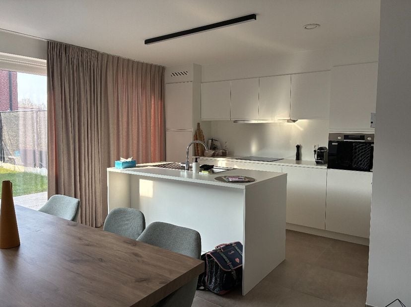Te huur: moderne gesloten bebouwing in Beveren-Leie, gebouwd in 2024 en gelegen in een rustige, groene woonkern. Deze energiezuinige woning (EPC-label