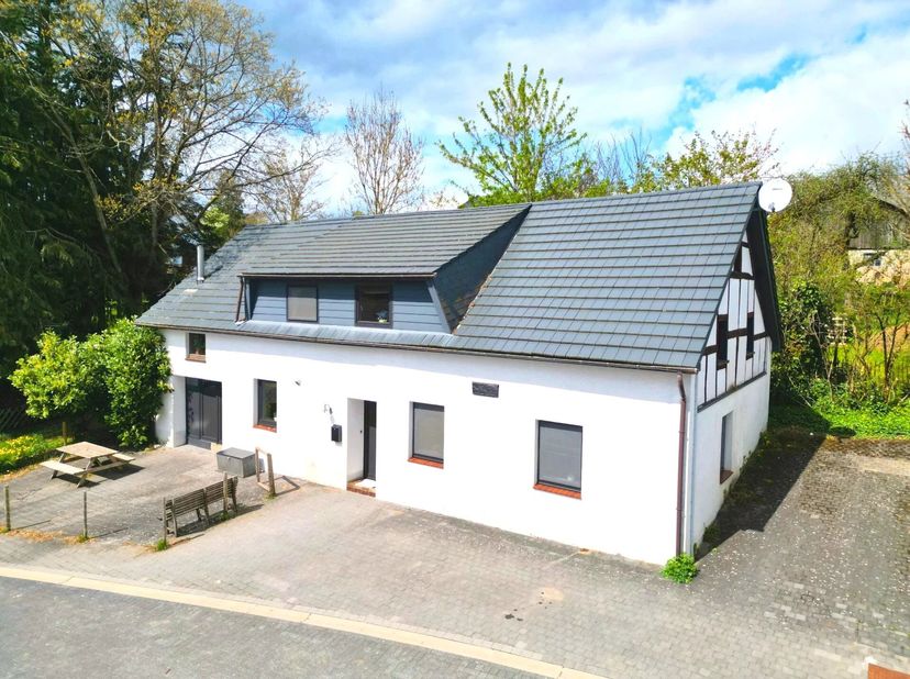 Dit goed onderhouden huis op een rustige locatie in Herresbach biedt ongeveer 166 m² woonoppervlak en een prettige, moderne indeling. Het pand wordt m