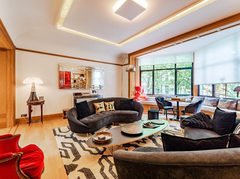 Situé à quelques pas de la Place Brugmann cet hôtel de maître de 1926 de 610m² avec jardin réalisé par l'architecte Alfred Nyst incarne le raffinement