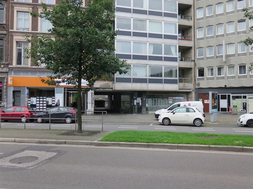 Grand box de garage deux voitures (n°25) idéalement situé sur le Boulevard de la Sauvenière 110 au sous-sol d'un complexe proche du centre-ville. Occa