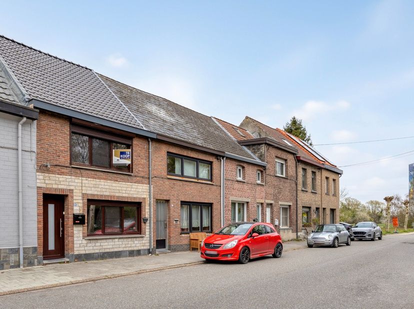 Ontdek deze gerenoveerde woning in Boom, gelegen op een gegeerde locatie in de nabijheid van Tomorrowland – een unieke troef die zorgt voor een levend