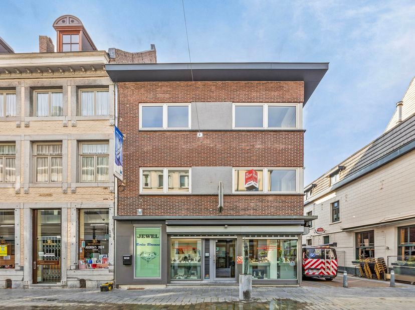 Wil jij graag je eigen zaak met woning in het centrum van Maaseik? Dan is dit je kans!<br />
Op een steenworp afstand van de Markt bevindt zich deze s