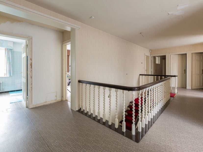 LIGGING<br />
De Louis Leynstraat is een rustige, residentiële straat in Roeselare, geliefd om haar vlotte bereikbaarheid, nabijheid van winkels, scho