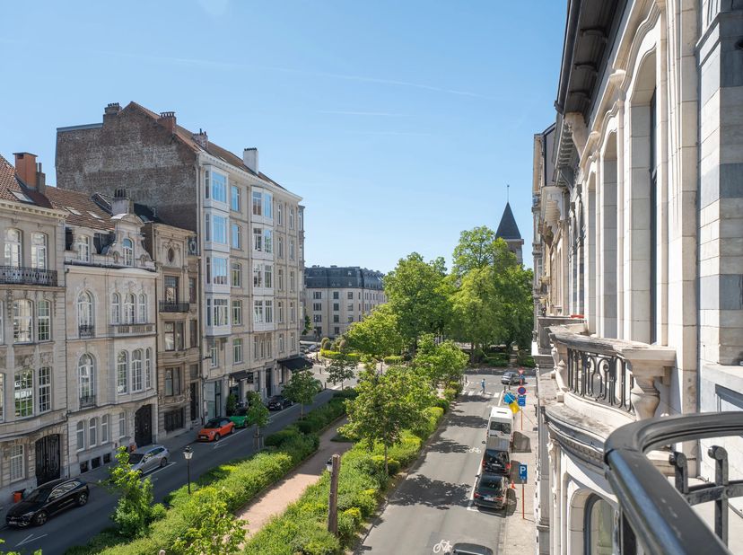 Victoire Junot vous présente, dans le très recherché quartier Lepoutre, à deux pas de la place Brugmann, ce magnifique penthouse de ± 230 m² se dévelo