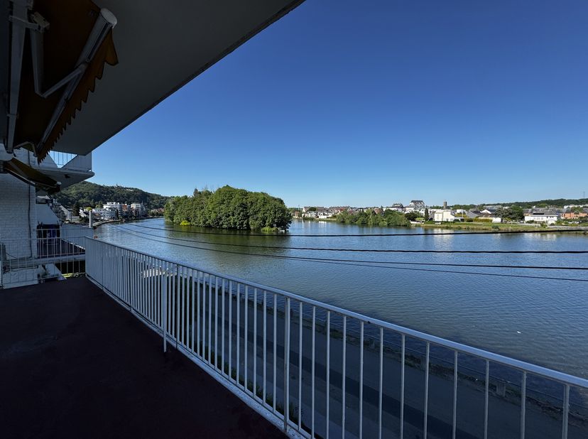 NAMUR, à proximité de toutes les facilités et des commodités, bel APPARTEMENT EN BORD DE MEUSE (2CH/1SDB) avec une terrasse orientée sud-est. Situé au