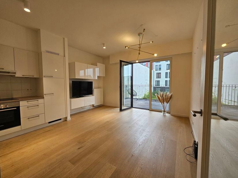 FOREST- Avenue Van Volxem à 2 pas du WIELS et du parc DUDEN .PARVISSIMMO vous propose ce Magnifique appartement de +- 60m2 , situé au 1er étage dans u
