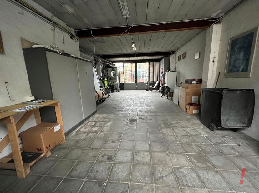 Ontdek deze unieke retailruimte in het hart van Sint-Kruis, net buiten de stadsring gelegen aan de Kruispoort, met een totale bewoonbare oppervlakte v