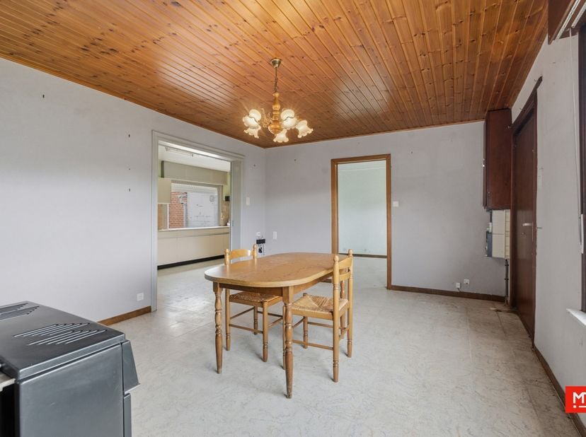 Op een rustige locatie in Geluveld bevindt zich deze te renoveren woning op een perceel van&amp;nbsp;455 m². De woning beschikt over een bewoonbare opperv