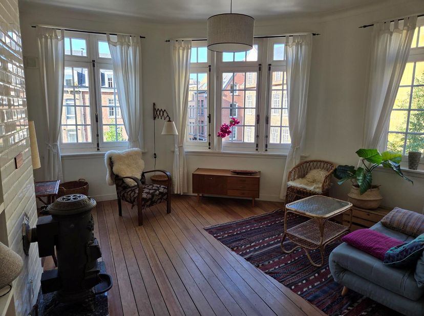 Heel gezellig gemeubeld appartement van +/-60m² gelegen op 2de verdieping van sfeervol hoekgebouw, aan de volledig heraangelegde, supergezellige Vrijd