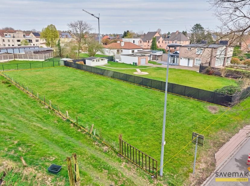 Ce terrain à bâtir (développement ouvert) de 7a17ca (largeur 16,06m) est situé dans une rue calme, mais à deux pas de Mol Centre.<br />
<br />
Depui