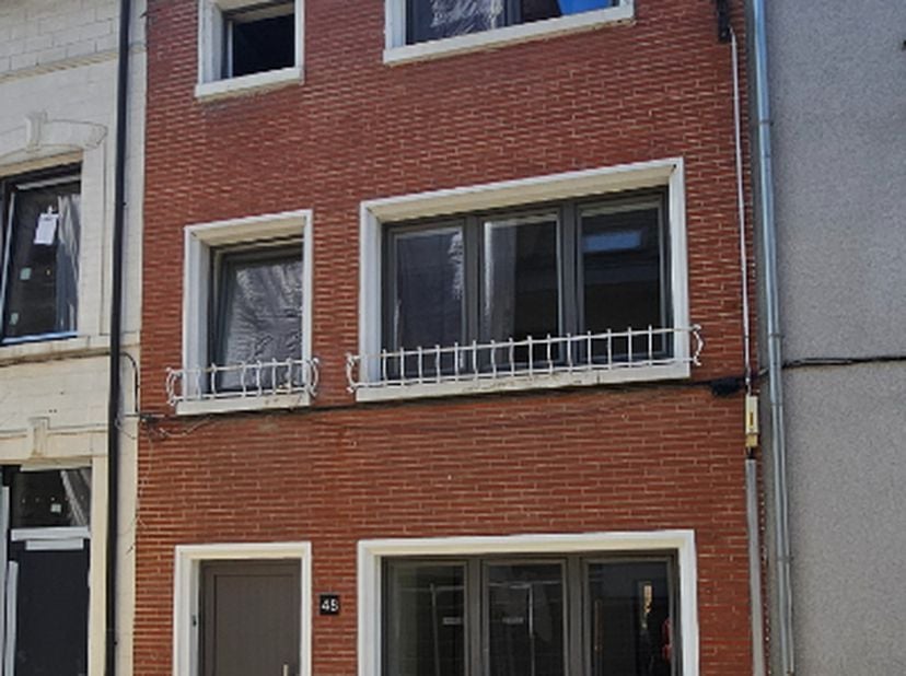 Zeer gunstig gelegen vernieuwde instapklare woning met gezellige koer-terras van 18m² (circa 4m40 x 4m40) en ruime berging/fietsenberging van 10m².<br