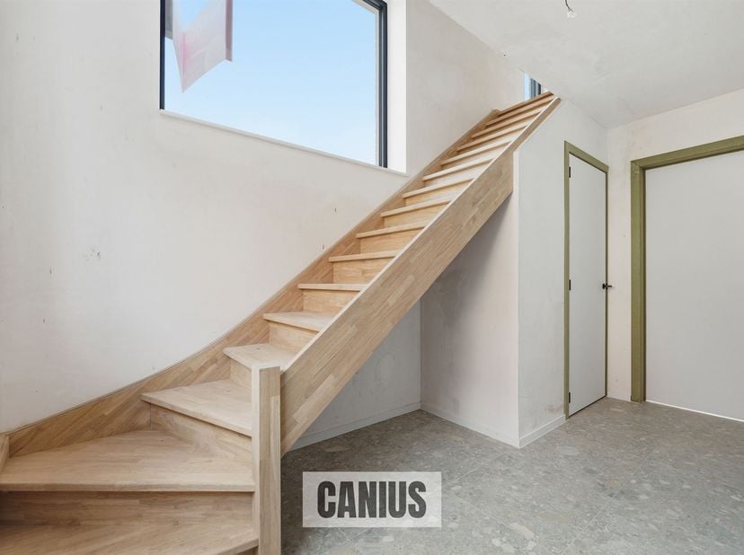 KNAPPE NIEUWBOUWWONING MET 3 SLPKS<br />
<br />
Veerstraat 60B is de thuisbasis van deze knappe nieuwbouwwoning, dit pand bevindt zich achter de pra
