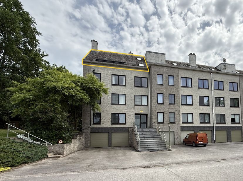 Spacieux appartement duplex en très bon état situé au calme sur les hauteurs de Bomal (Durbuy).<br />
Implanté au 3e étage d’une résidence avec ascens