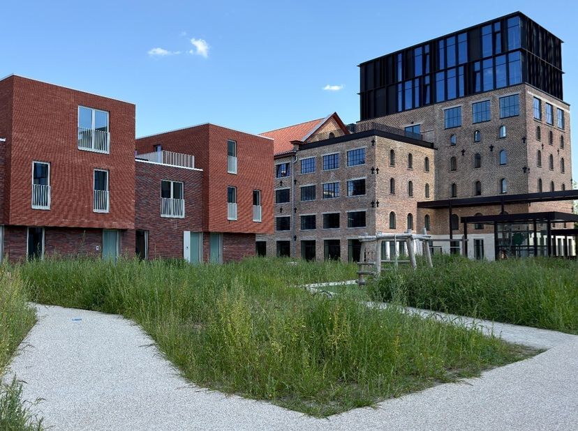 726m² de nouveaux bureaux au 4ème étage avec un toit-terrasse unique de 92m² offrant une vue magnifique<br />
Emplacement : dans le quartier de Malt e