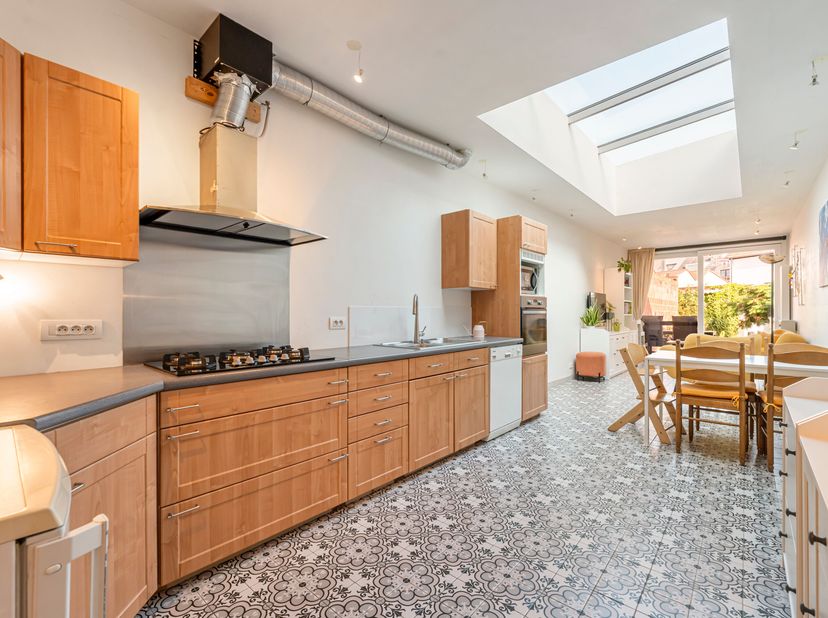 Gezellige, energiezuinige woning in centrum Kortrijk zoekt nieuwe eigenaars!<br />
Je betreedt de woning via de ruime inkomhal met vestiaire en voldoe