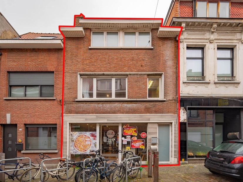TE RENOVEREN HANDELSHUIS -<br />
<br />
Handelsgelijkvloers en duplex appartement. <br />
Blanco bodemattest.<br />
Verkoopsvoorwaarden op www.biddit.