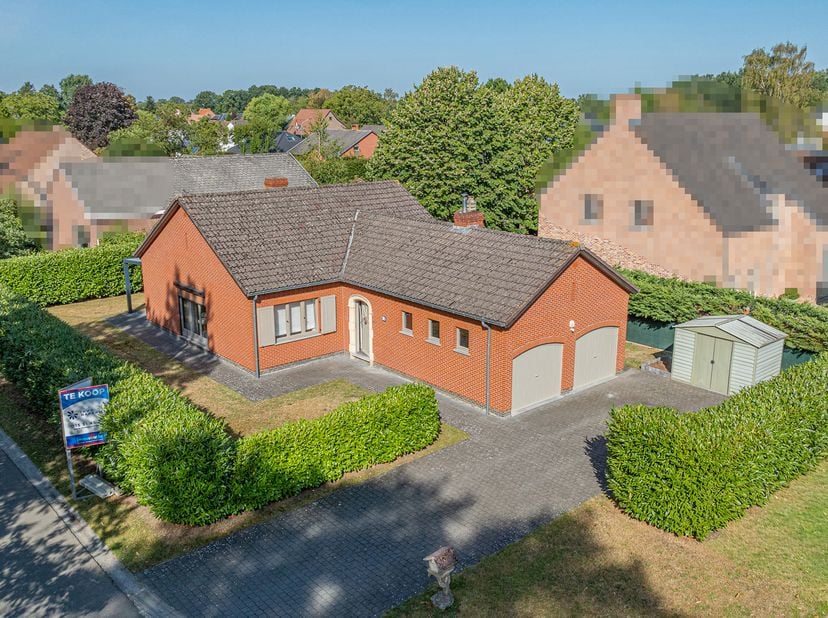 Op zoek naar een praktische woning waar alles zich op het gelijkvloers bevindt? Deze aangename woning aan de Sparrenweg 24 in Keerbergen is gelegen op
