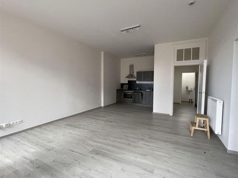 Schitterend appartement met 1 slaapkamer en beveiligde overdekte parkeerplaats dichtbij het centrum van Beloeil en alle voorzieningen.<br />
<br />